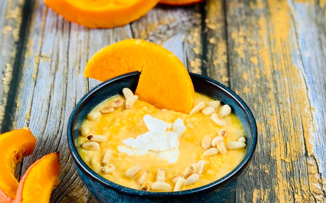 Hirse Kürbis Bowl mit Ziegenkäse und Pinienkernen