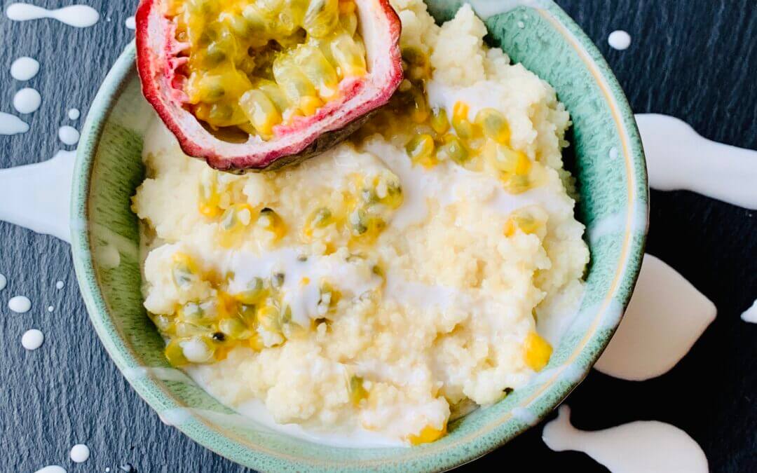 Cremiges Kokos Couscous Porridge mit Passionsfrucht