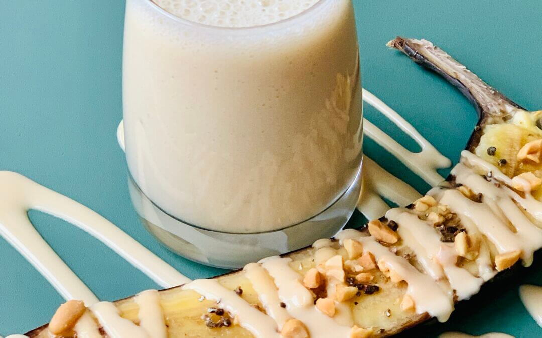 Bananenmilk mit Erdnussbutter und Kardamom