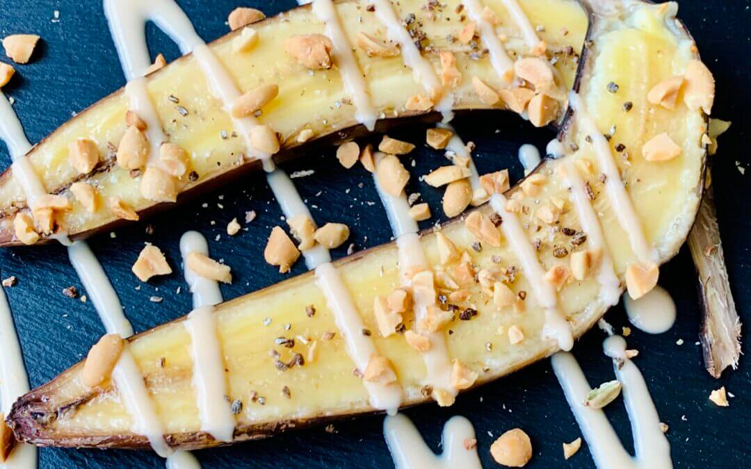 Gebackene Banane mit Erdnussbutter und Kardamom
