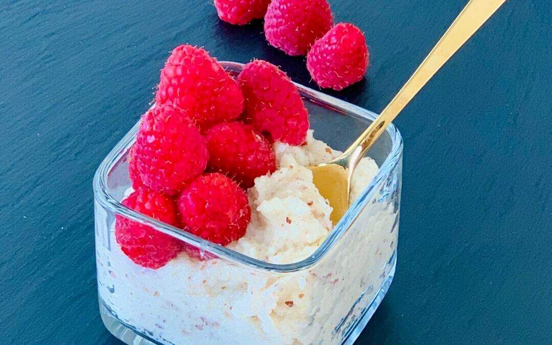 Zuckerfreies Erdmandel Dinkelgriess Töpfchen mit Himbeeren