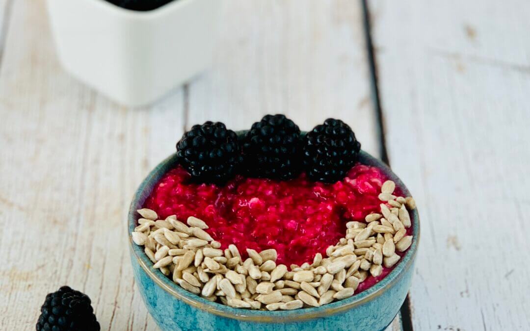 Brombeeren Porridge mit Sonnenblumenkernen