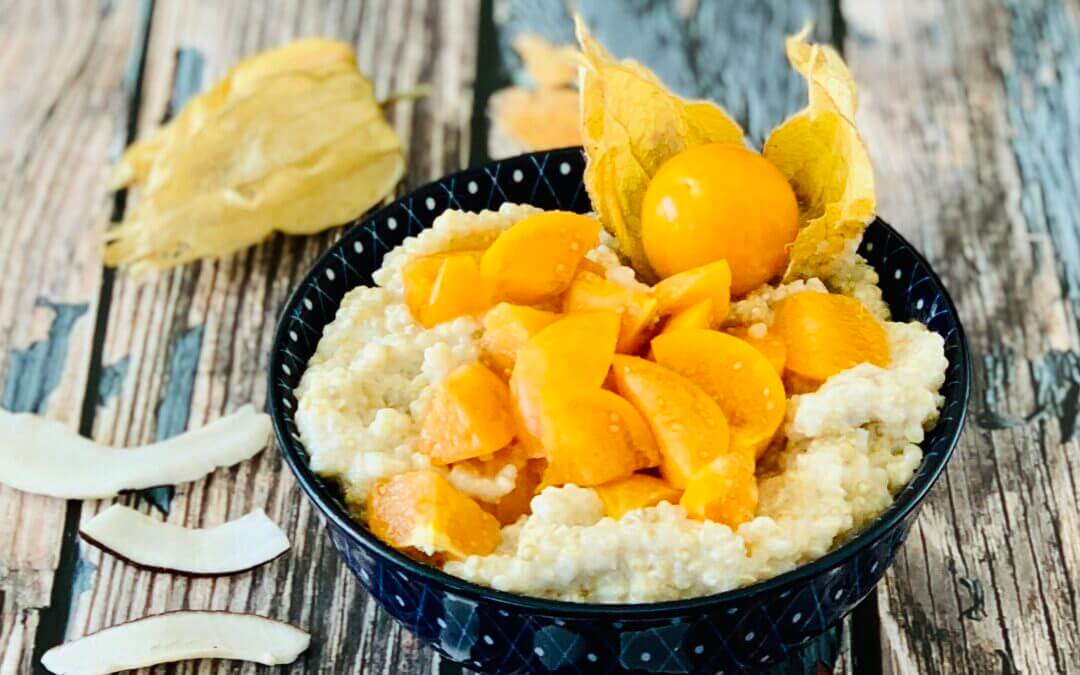 Cremiges Kokos Quinoa Porridge mit Physalis