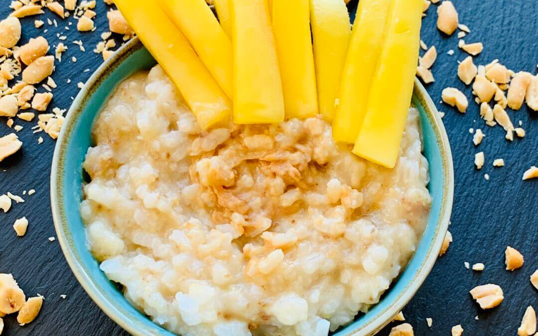 Erdnuss Reis Congee mit Mango