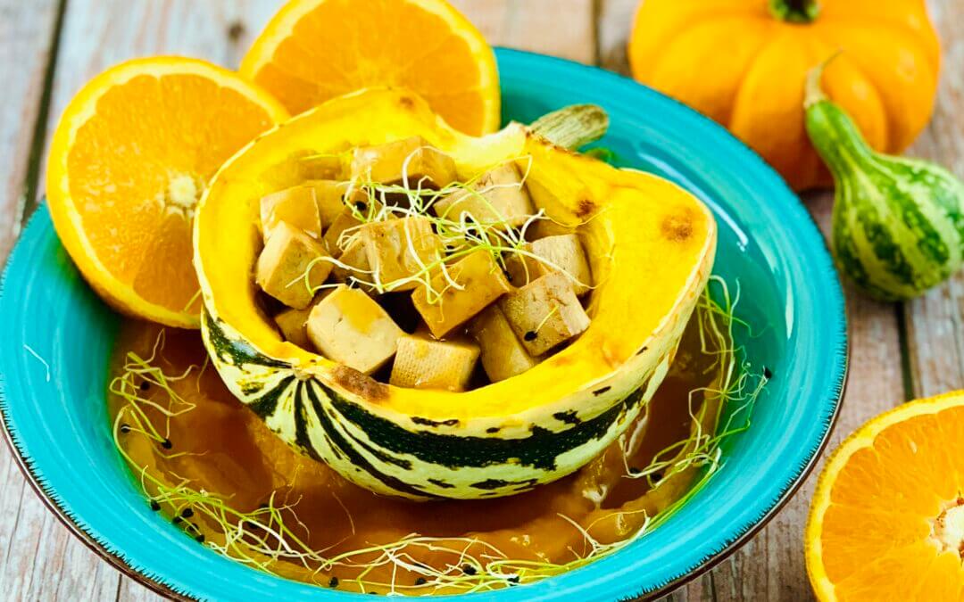 Gefüllter Kürbis mit Orangen Tofu auf Cashew Kürbispüree