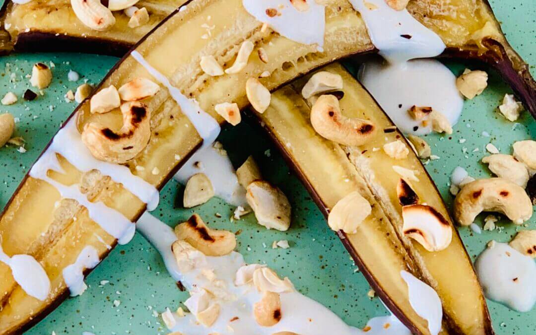 Gebackene Banane mit Kokos und Cashew