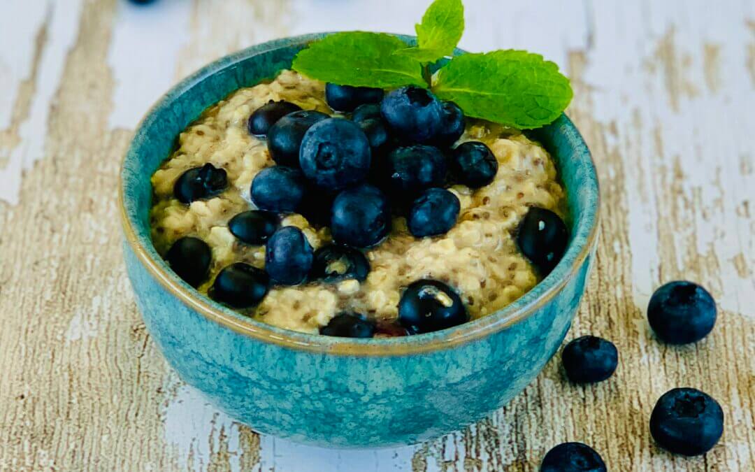 Fünf-Flocken Chia Porridge mit Mandelmus und Blaubeeren