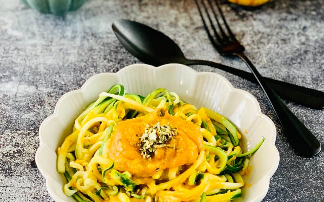 Zucchini Spaghetti mit Kürbis Pesto
