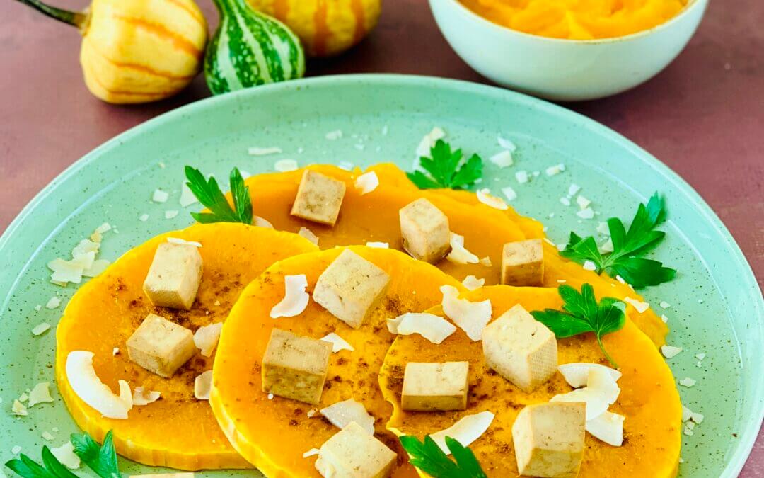 Ofenkürbis mit Mandelkürbispüree, Curry-Tofu & Kokos