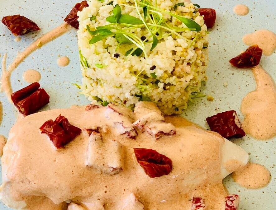Hähnchen mit Dörrtomatensauce und Kresse Pistazien Couscous
