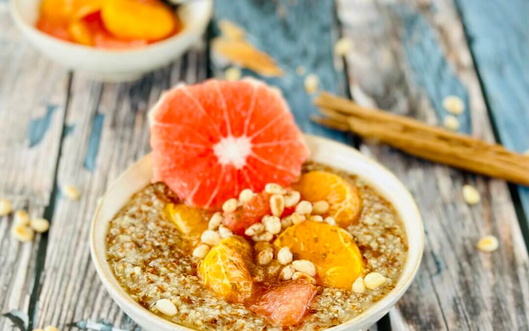 Braunhirse Porridge mit Gewürz Zitrusfrüchte Kompott