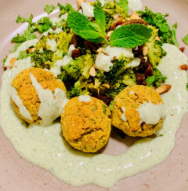 Brokkoli Couscous mit Ofen Falafel und Minzsauce