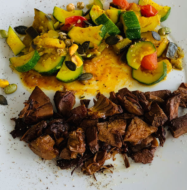 Geröstete Jackfrucht mit Curcuma Zucchini und Kernenmix