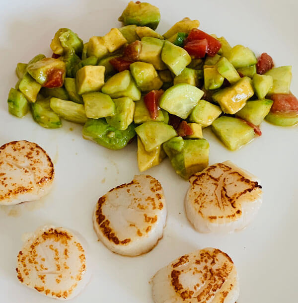Jakobsmuscheln mit Avocado, Gurken- Tomaten Salat