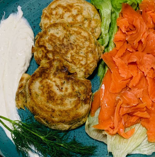 Geräucherter Lachs mit Dill-Blinis und Meerrettichsauce