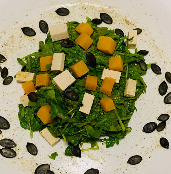 Lauwarmer Rucola Salat mit Kürbisdressing und Tofu
