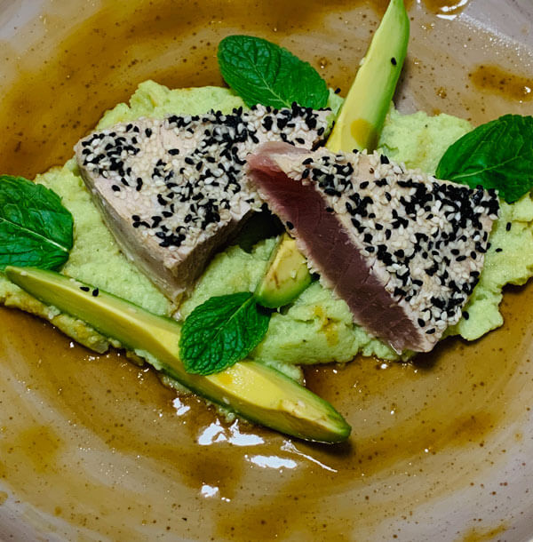 Thunfisch mit Blumenkohl Avocado Püree und Passionsfrucht Sojasauce
