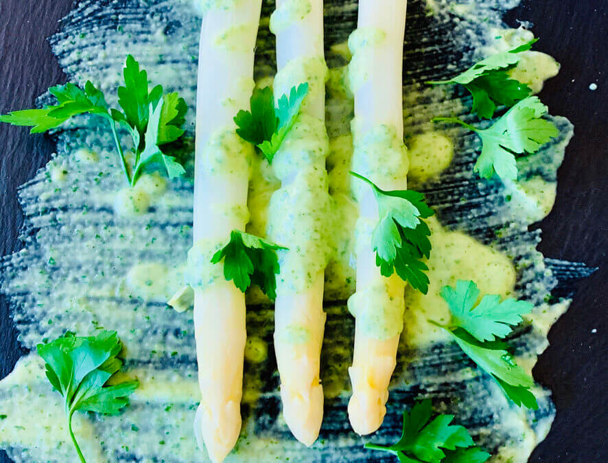Weisser Spargel an Petersiliensauce