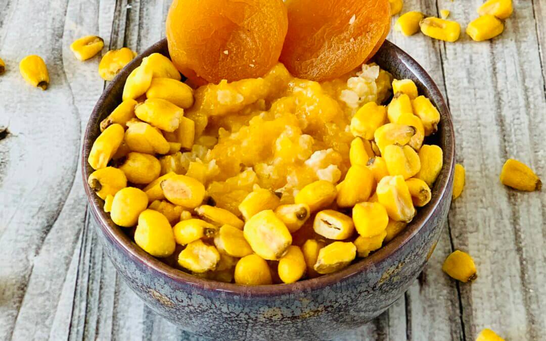 Glutenfreies Aprikosen Porridge mit geröstetem Mais
