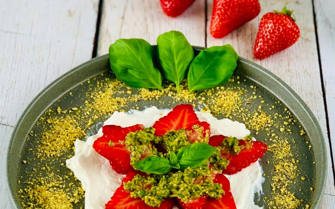 Ricotta mit Erdbeeren und Basilikum Pesto
