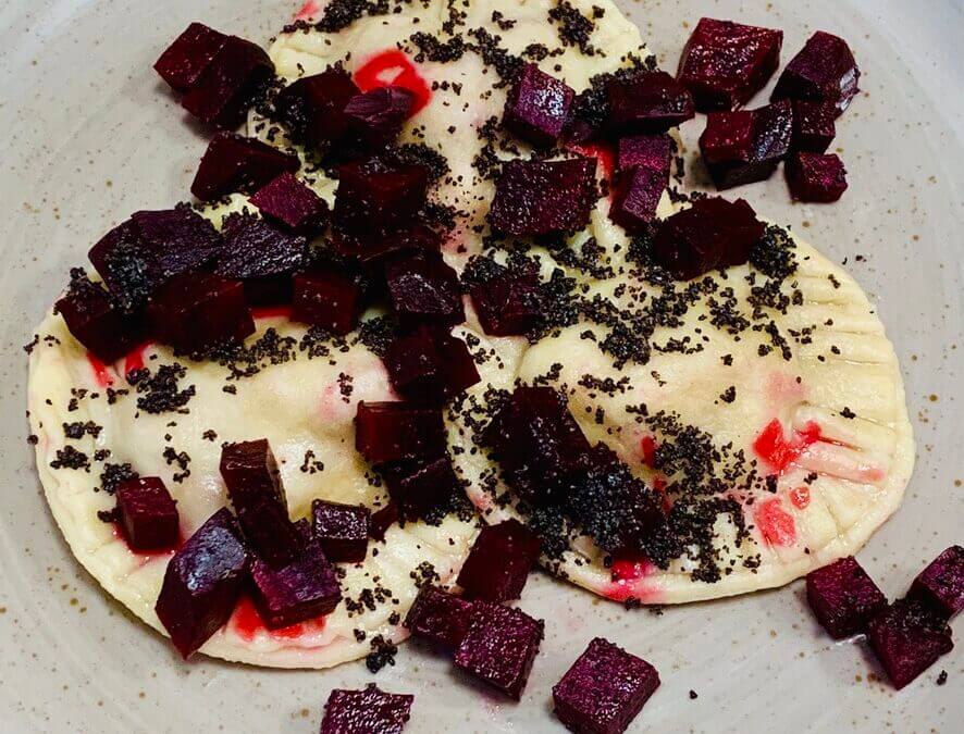 Dinkel Ravioli mit Ricotta Rote Beete Füllung und Mohn