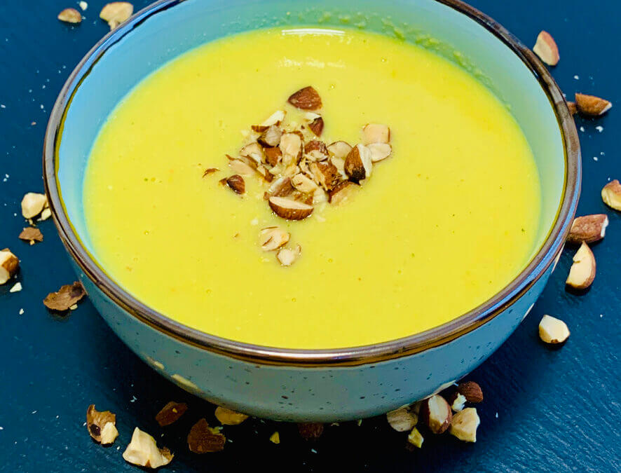 Scharfe Maissuppe mit Rauchmandeln