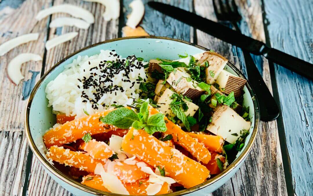 Asia Sesam Reis Bowl mit Sojatofu und Kokoskarotten