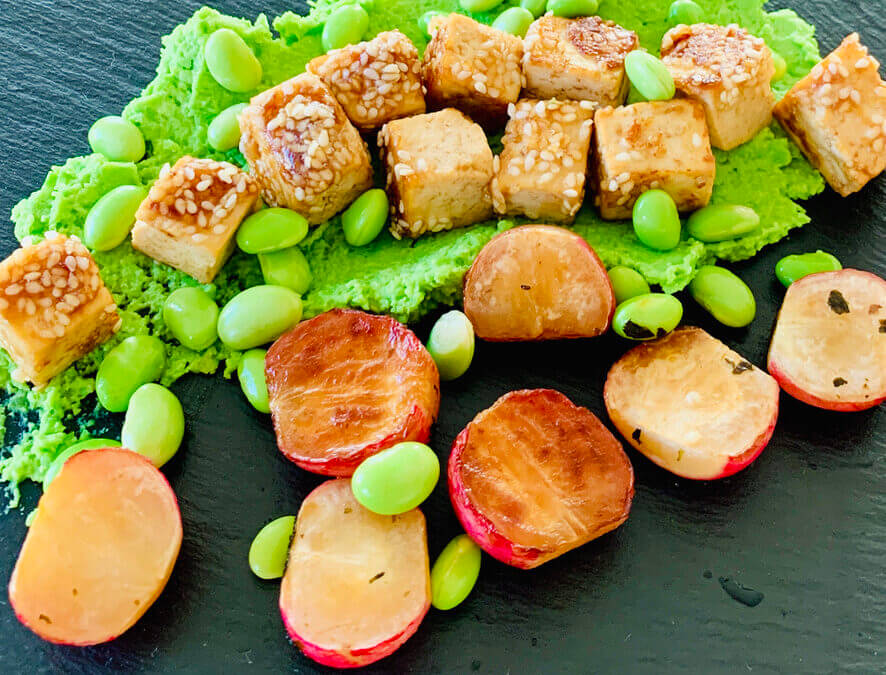 Knuspriger Sesam Tofu auf Edamame Püree und Soja Radieschen