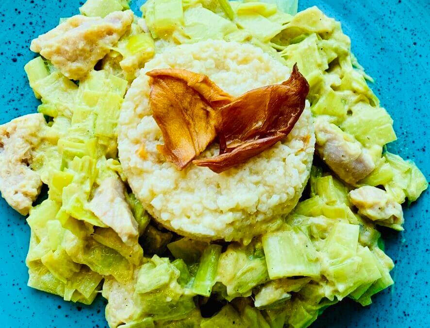 Kokos-Curry Lauch mit Soja und Mango Hirse