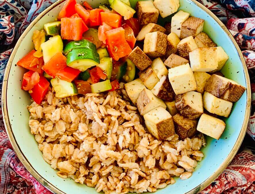 Dinkel Tofu Bowl mit Zimt-Kardamom-Ratatouille