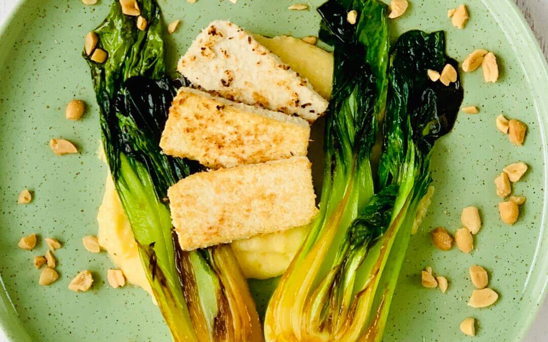 Kokos Tofu auf Erdnussbutter Polenta und gebratenen Pak Choi