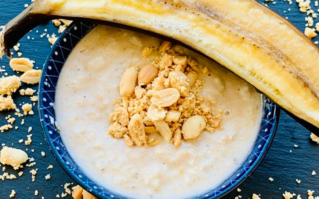 Haferporridge mit Erdnussbutter-Bananenmilk und Kardamom