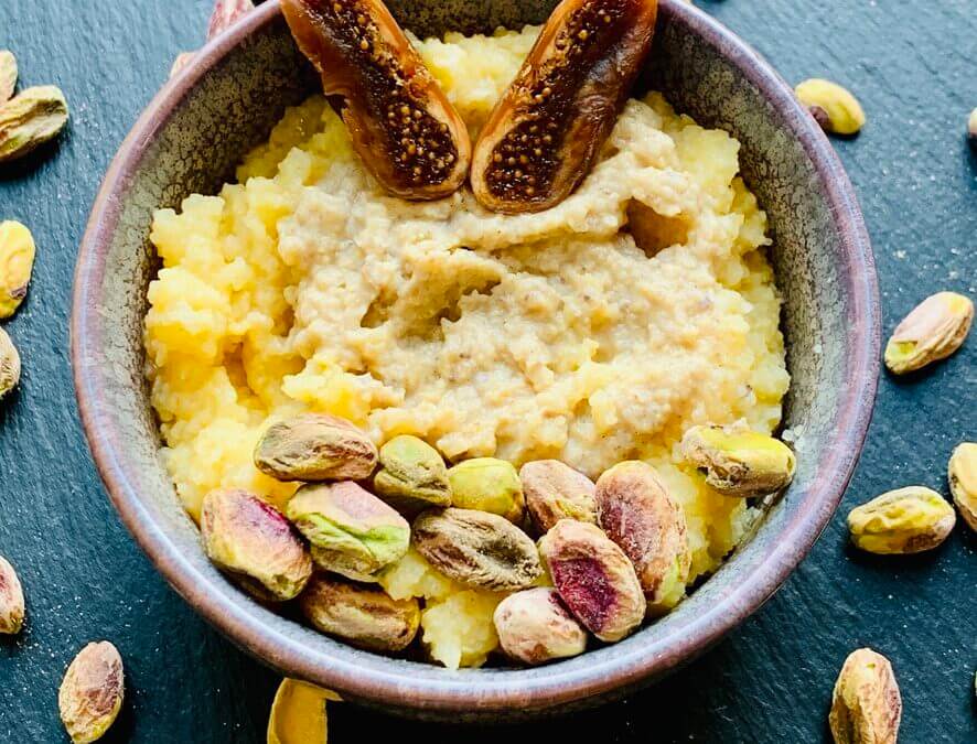 Feigenhummus Porridge mit Pistazien