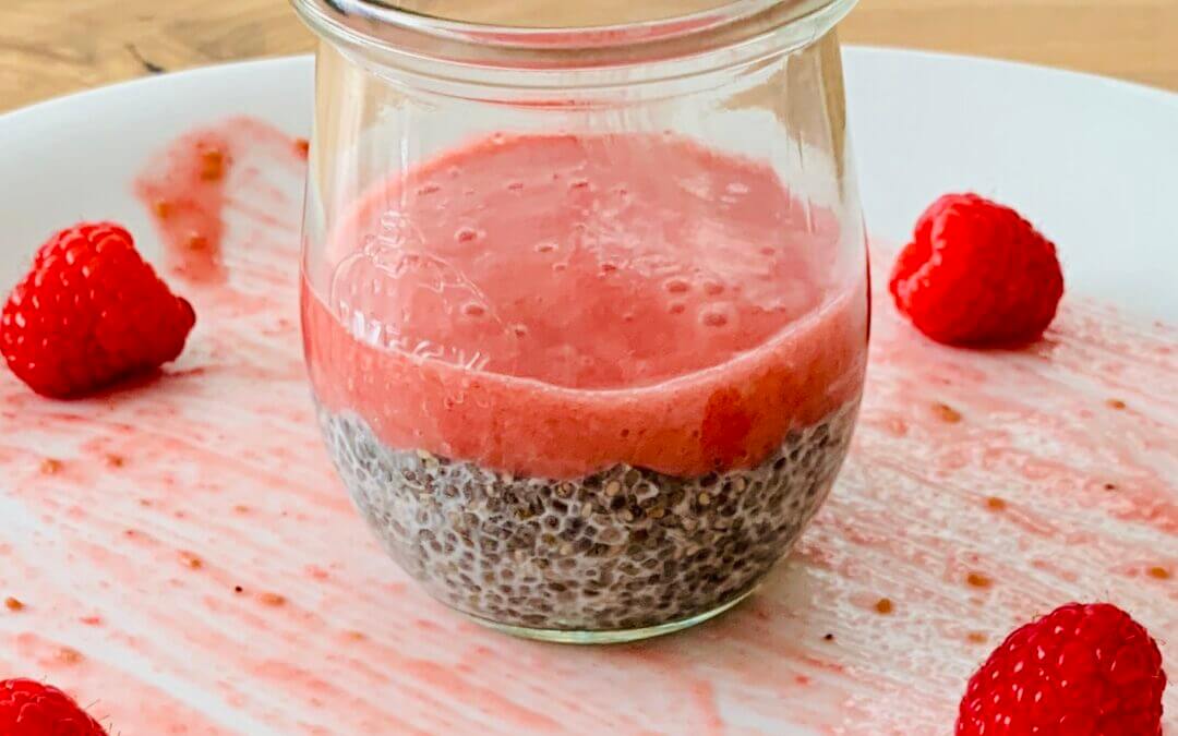 Zuckerfreies Kokos-Chia-Pudding mit Himbeeren