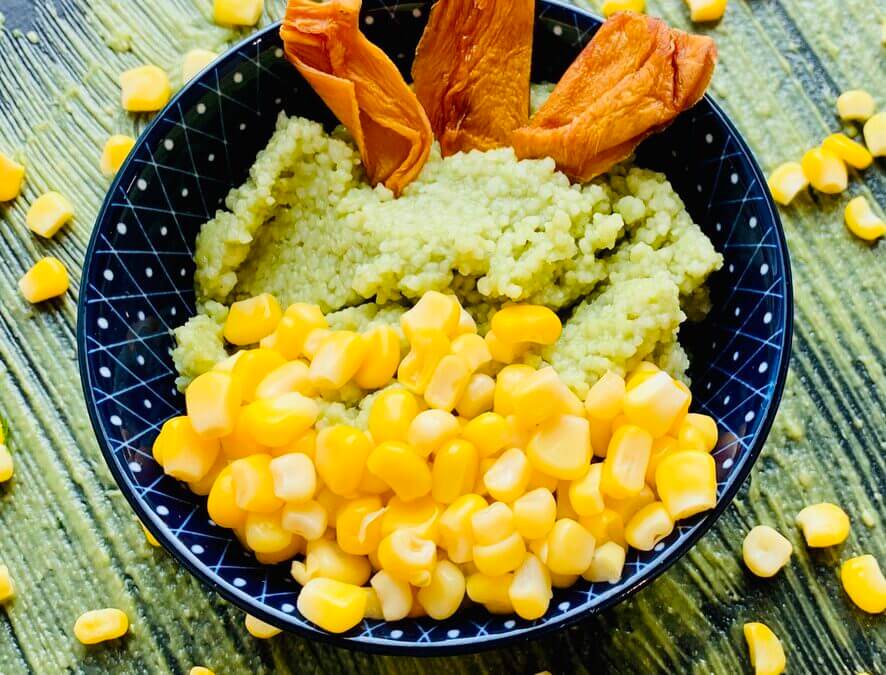 Avocado Couscous mit Mais und getrockneter Mango