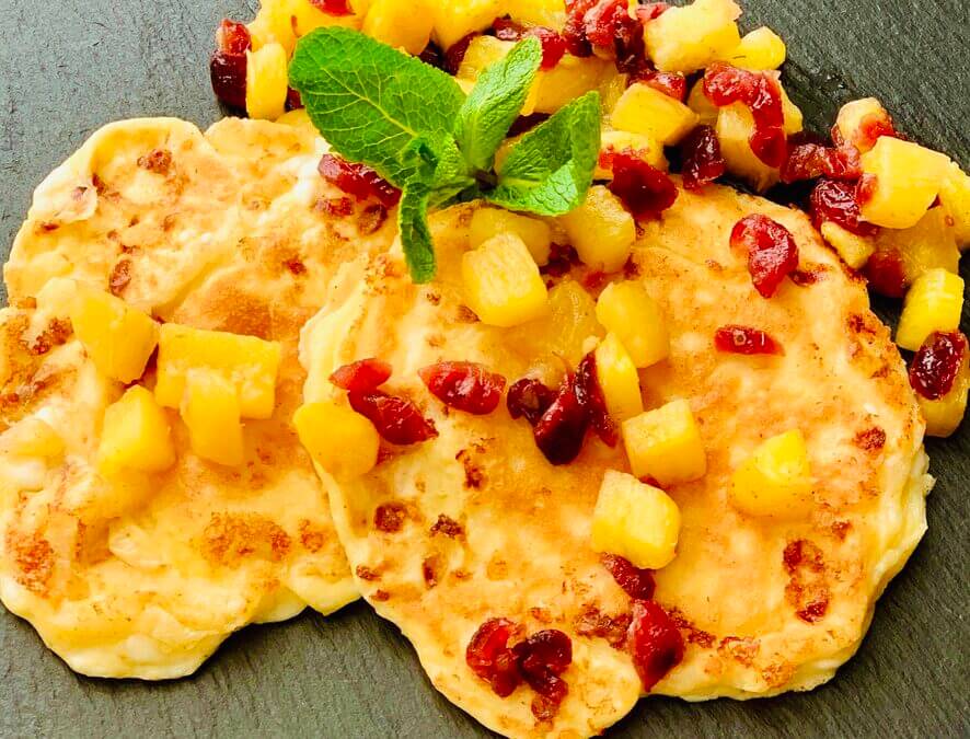 Hüttenkäse Pancakes mit Ananas Cranberry Chutney