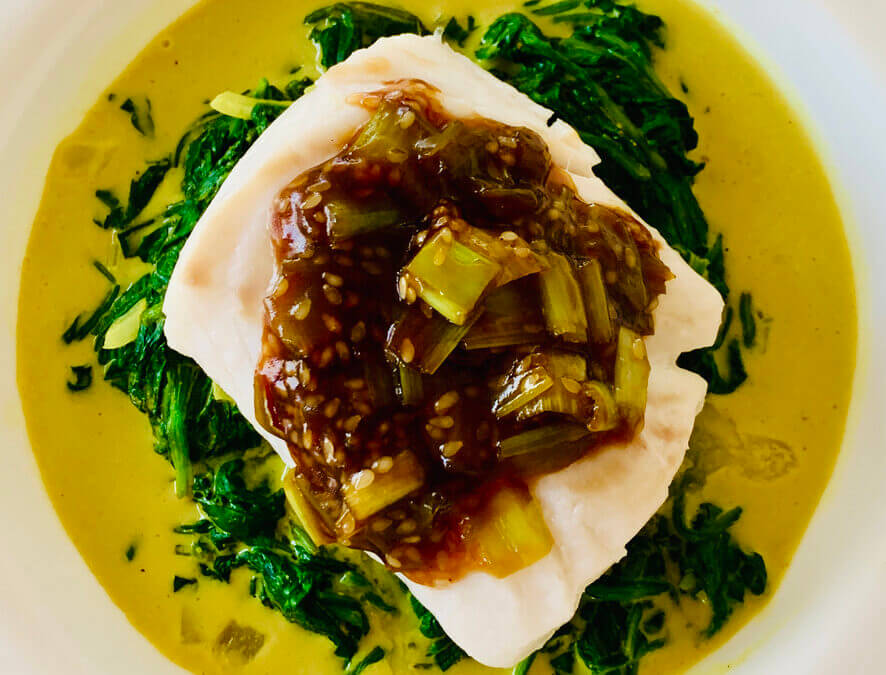 Dorsch mit Sojalauch auf Kokos Curry Spinat