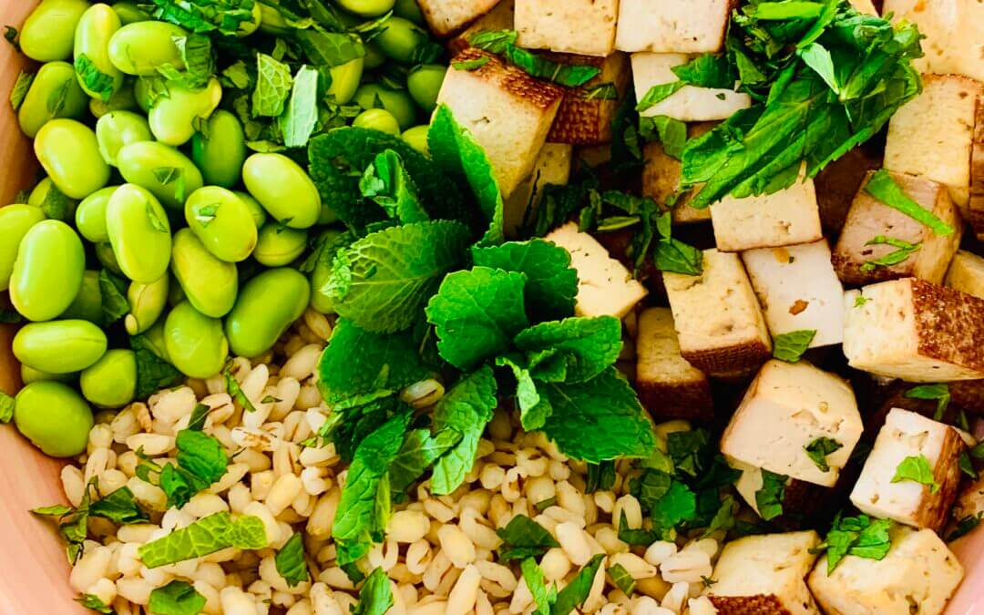 Protein Bowl mit Gerste, Edamame und Tofu