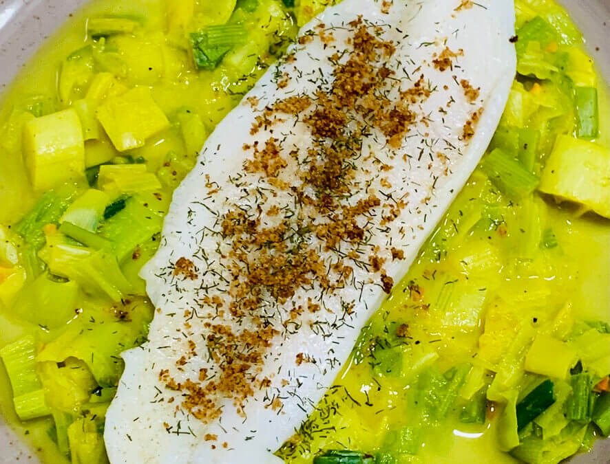 Pangasius mit Zitronenbrösel auf Safranlauch