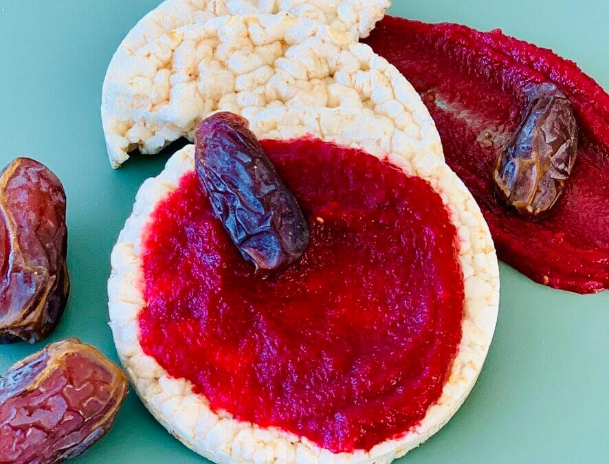 Rote Beete Dattel Aufstrich auf Reiswaffeln