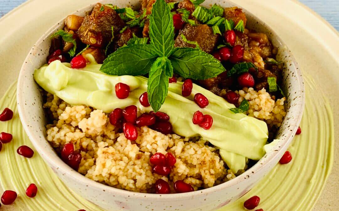 Pulled Jackfruit Auberginen Bowl mit Feigen Couscous und Minze Dip