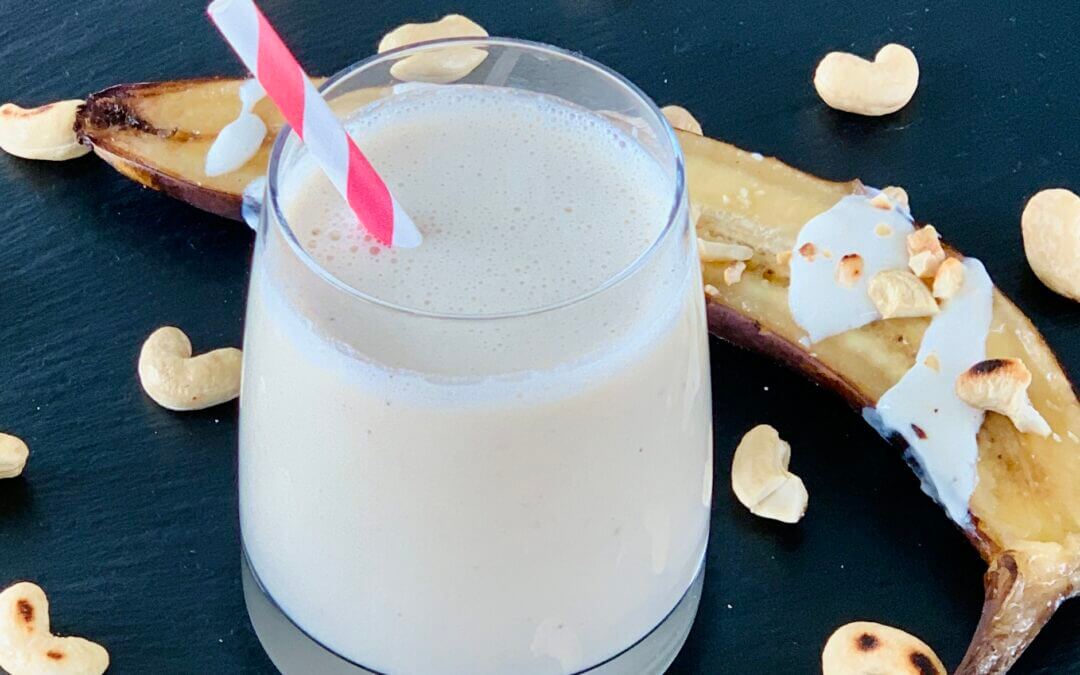Bananenmilk mit Cashewmus und Zimt