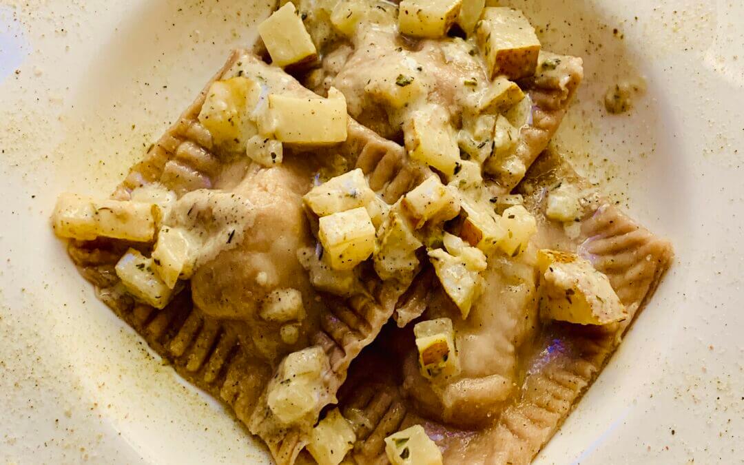 Dinkel-Kastanien Ravioli mit Birnen Vanille Ziegenkäse Füllung