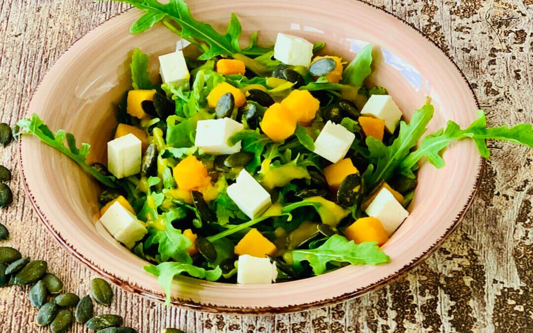 Lauwarmer Rucola Salat mit Kürbisdressing und Tofu