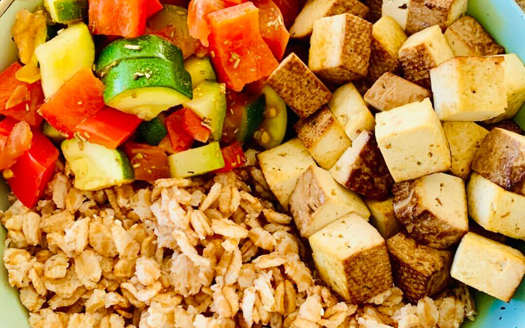 Dinkel Tofu Bowl mit Zimt-Kardamom-Ratatouille