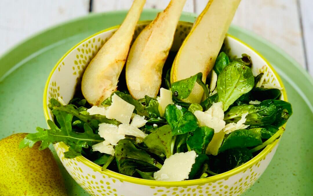 Herbstsalat mit warmen Birnen und Himbeerdressing