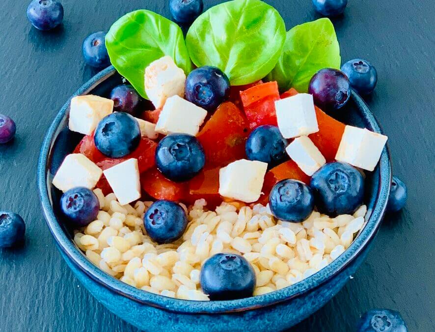 Gersten Bowl mit Vanille Tomaten Blaubeeren und Feta