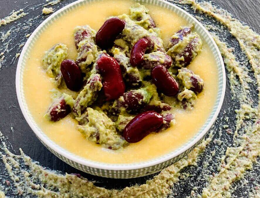 Maisporridge mit gebratenen Pesto Bohnen