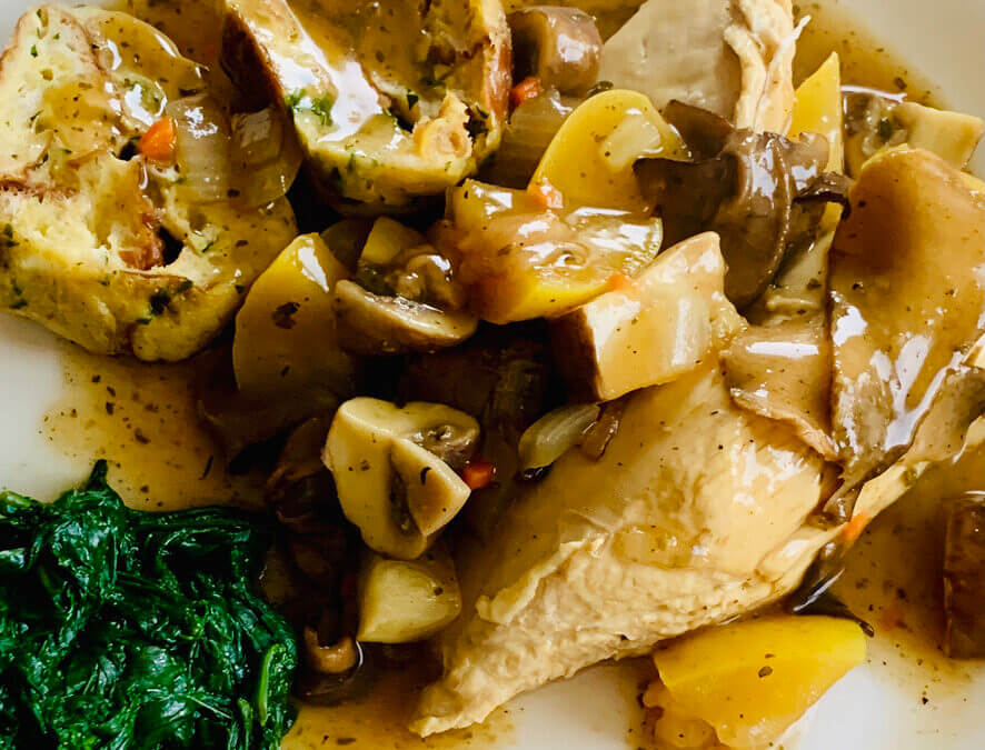 Pochiertes Weisswein Hähnchen mit Apfel und Pilzen