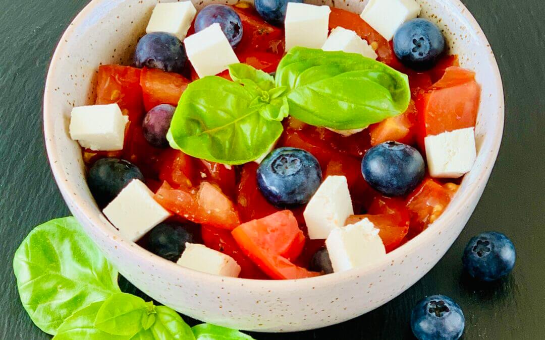 Tomaten Blaubeeren Salat an Passionsfruchtdressing mit Feta
